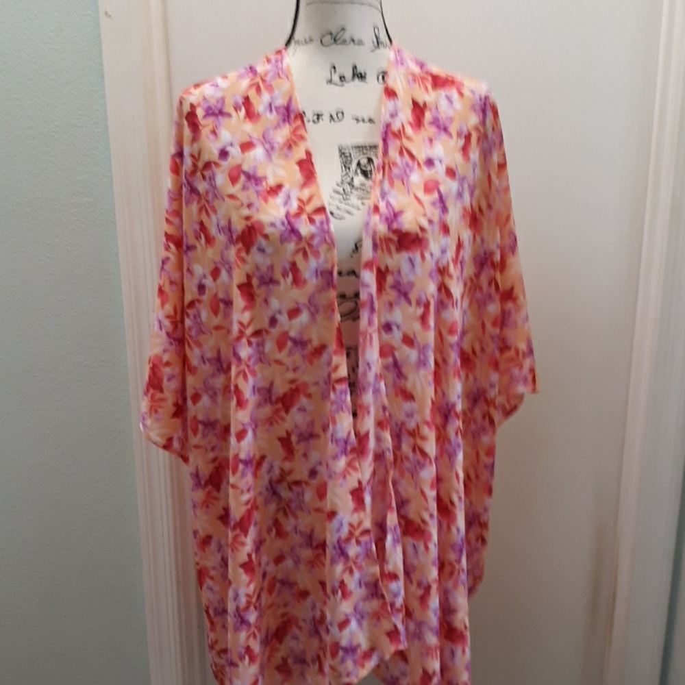 NWT Agnes and Dora floral vee kimono M/L